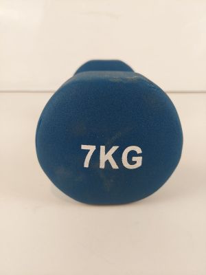 un kettlebell bleu sur lequel est inscrit « 7 kg »