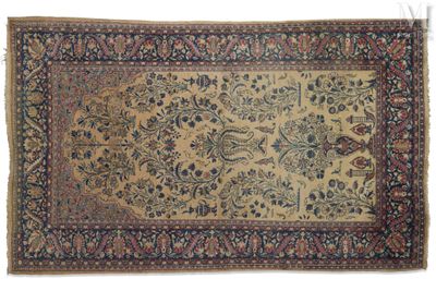 tapis persan ancien à motif floral sur fond beige