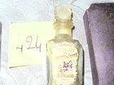 un petit flacon de parfum à côté d'un autre petit flacon de parfum