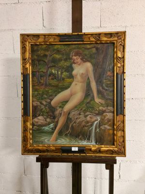 un tableau représentant une femme nue debout devant un chevalet