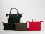 Les trois sacs sont alignés : ils sont de couleurs et de tailles différentes.