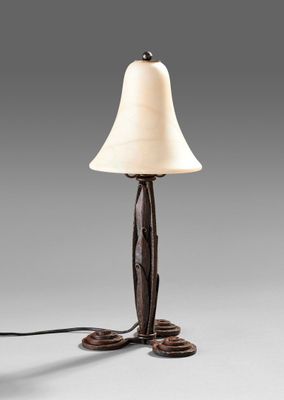 une lampe de table surmontée d'un abat-jour blanc