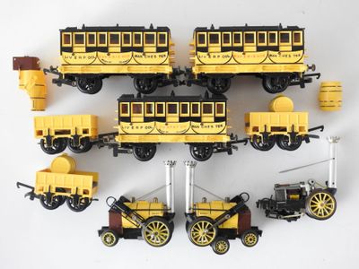plusieurs petits trains sont alignés sur une surface blanche