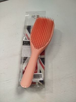 une brosse à cheveux posée sur une table