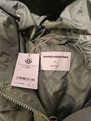 une photo d'une veste avec une étiquette, posée sur une table