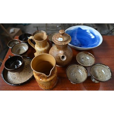 ENSEMBLE de coupes, pichets et plats.