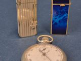 un briquet et une montre de poche posés l'un à côté de l'autre