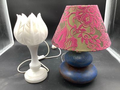 Regroupement d’une lampe en albâtre et d’une en céramique.