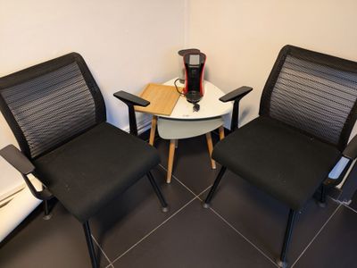 deux chaises et une table sur laquelle se trouve une cafetière