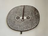 une image représentant une horloge en noir et blanc accrochée au mur