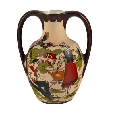 un vase avec un tableau posé sur une table