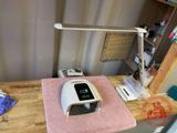 un bureau sur lequel se trouvent un ordinateur et une lampe