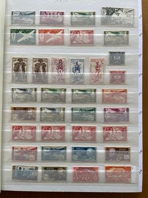 un livre avec un tas de timbres dessus