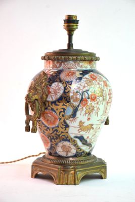 une lampe posée sur une table