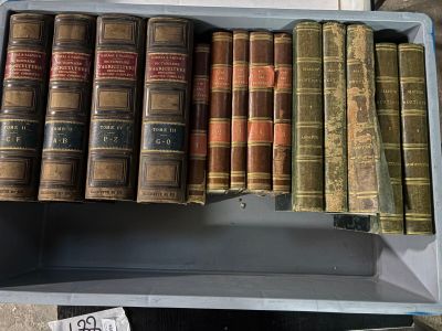 de nombreux livres anciens dans une boîte posée sur une table