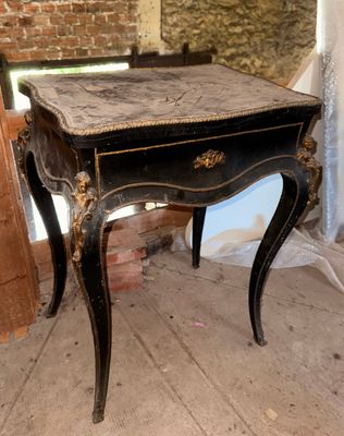 une petite table avec un tiroir dans une pièce