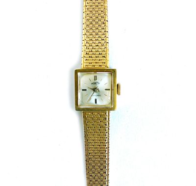 une montre-bracelet en or avec un cadran blanc sur fond blanc