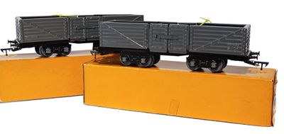 deux petits trains posés sur des cartons, sur une table