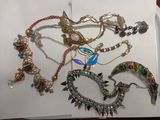 beaucoup de colliers et de bracelets posés sur une table
