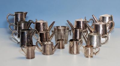 de nombreuses cafetières et tasses en argent sur la table