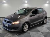 La Volkswagen Polo grise est garée dans une pièce dont le sol est en damier.