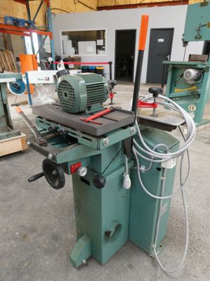 a machine that is sitting on a table in a room