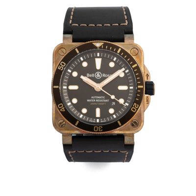 La montre noire et dorée est montée sur un bracelet en cuir noir