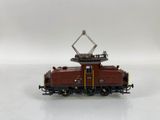 un petit train sur une surface blanche avec un fond blanc