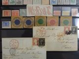 quelques vieilles lettres et timbres sont exposés dans une vitrine