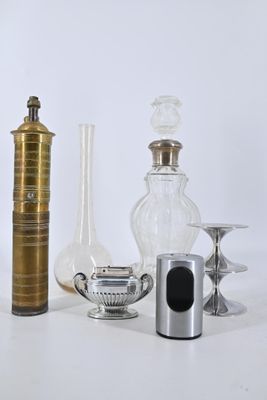 de nombreux vases en verre de toutes sortes posés sur une table