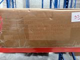 un carton posé sur une palette dans un entrepôt