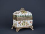 une boîte blanche et dorée ornée de fleurs et d'oiseaux