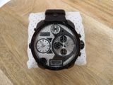 une montre posée sur une serviette de table, sur une table