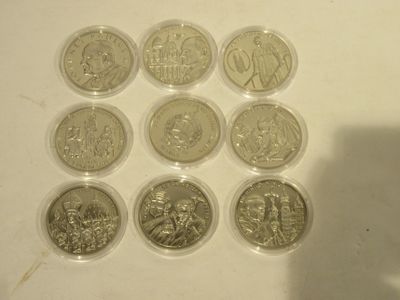six types différents de pièces d'argent dans des boîtes en plastique posées sur une table