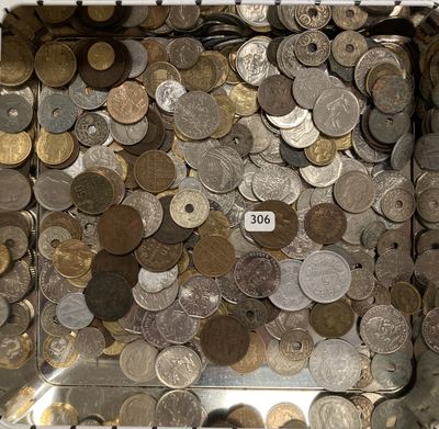 beaucoup de pièces dans une boîte sur laquelle est inscrit un numéro