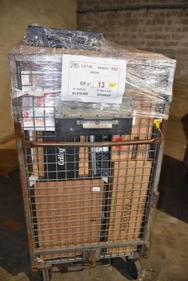 un chariot sur lequel sont posés de nombreux cartons