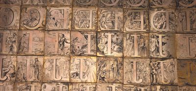 une photo d'un mur sur lequel figurent de nombreux caractères de différents types