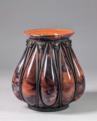 un vase posé sur une table