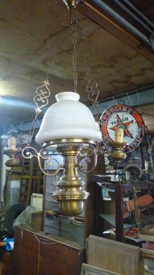 une lampe suspendue au plafond dans un magasin