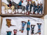 une boîte contenant des figurines qui se trouvent dans une boîte