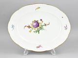 une image représentant une assiette décorée de fleurs, posée sur un support