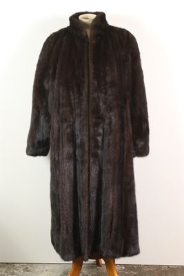 une image d'un manteau de fourrure sur un mannequin
