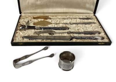 un service d'argenterie présenté dans un coffret, comprenant une cuillère et un repose-cuillère