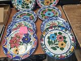 plusieurs assiettes posées sur une table