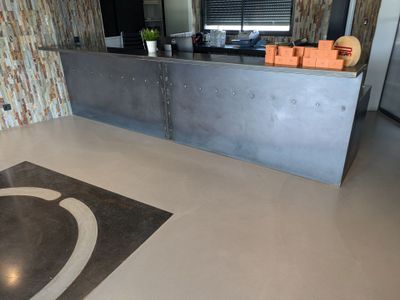 un grand comptoir en métal au milieu d'une pièce