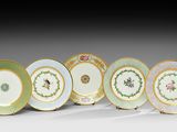 un service de six assiettes en porcelaine ornées de motifs floraux