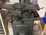 une machine posée sur une table dans un garage