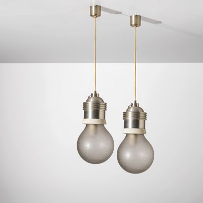 deux ampoules suspendues au plafond dans une pièce blanche