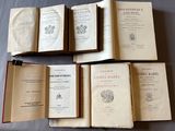 plusieurs livres ouverts empilés les uns sur les autres sur une table