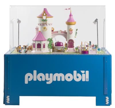 un gros plan sur une vitrine Playmobil contenant un château